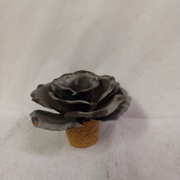 VINTAGE Collectible Gray Speckled Metal Rose Decorative Cork Bottle Stopper - Picture 1 of 6
